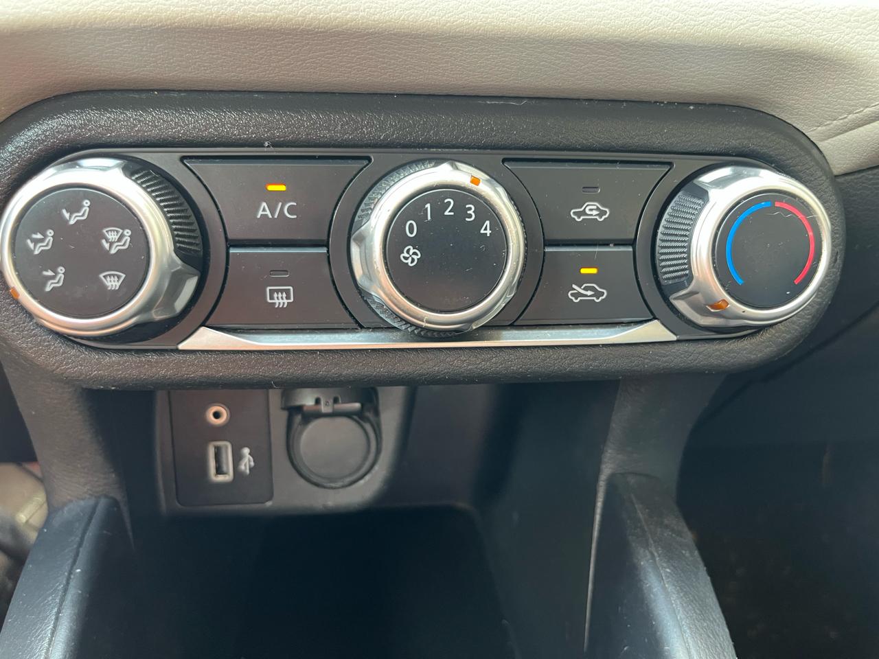 Nissan Versa SV CVT 2021