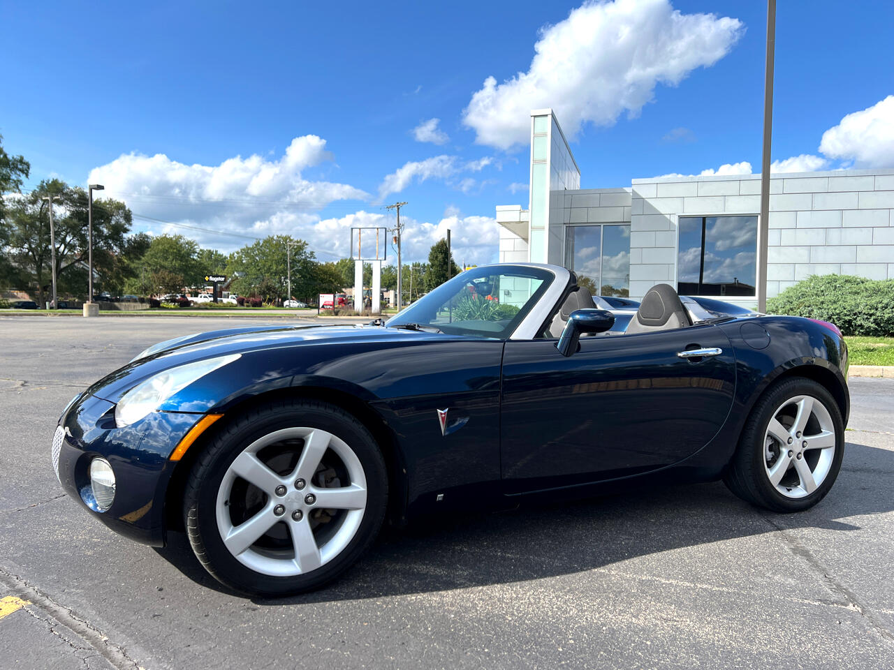 2006 Pontiac Solstice Convertible photo 2