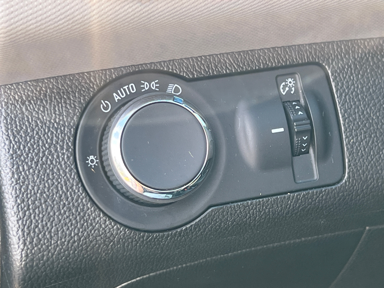 2015 Chevrolet Sonic LT photo 16