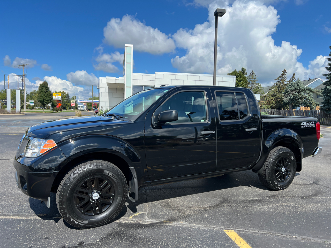 2014 Nissan Frontier Crew Cab SV photo 2