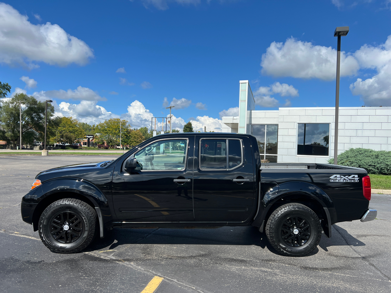 2014 Nissan Frontier Crew Cab SV photo 3