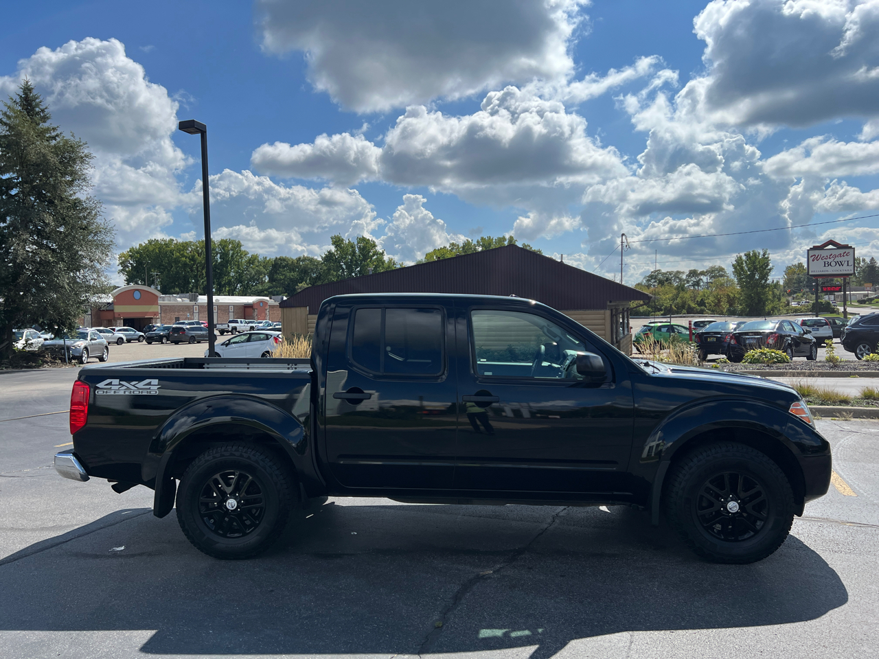 2014 Nissan Frontier Crew Cab SV photo 10