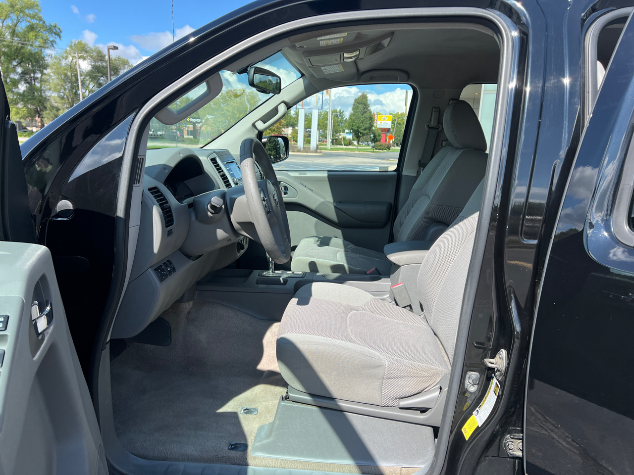 2014 Nissan Frontier Crew Cab SV photo 16