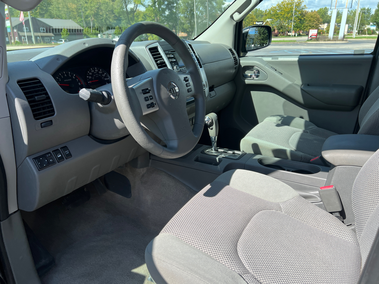 2014 Nissan Frontier Crew Cab SV photo 17