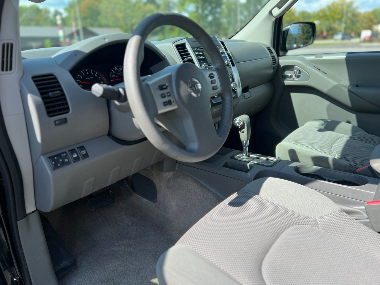 2014 Nissan Frontier Crew Cab SV photo 18
