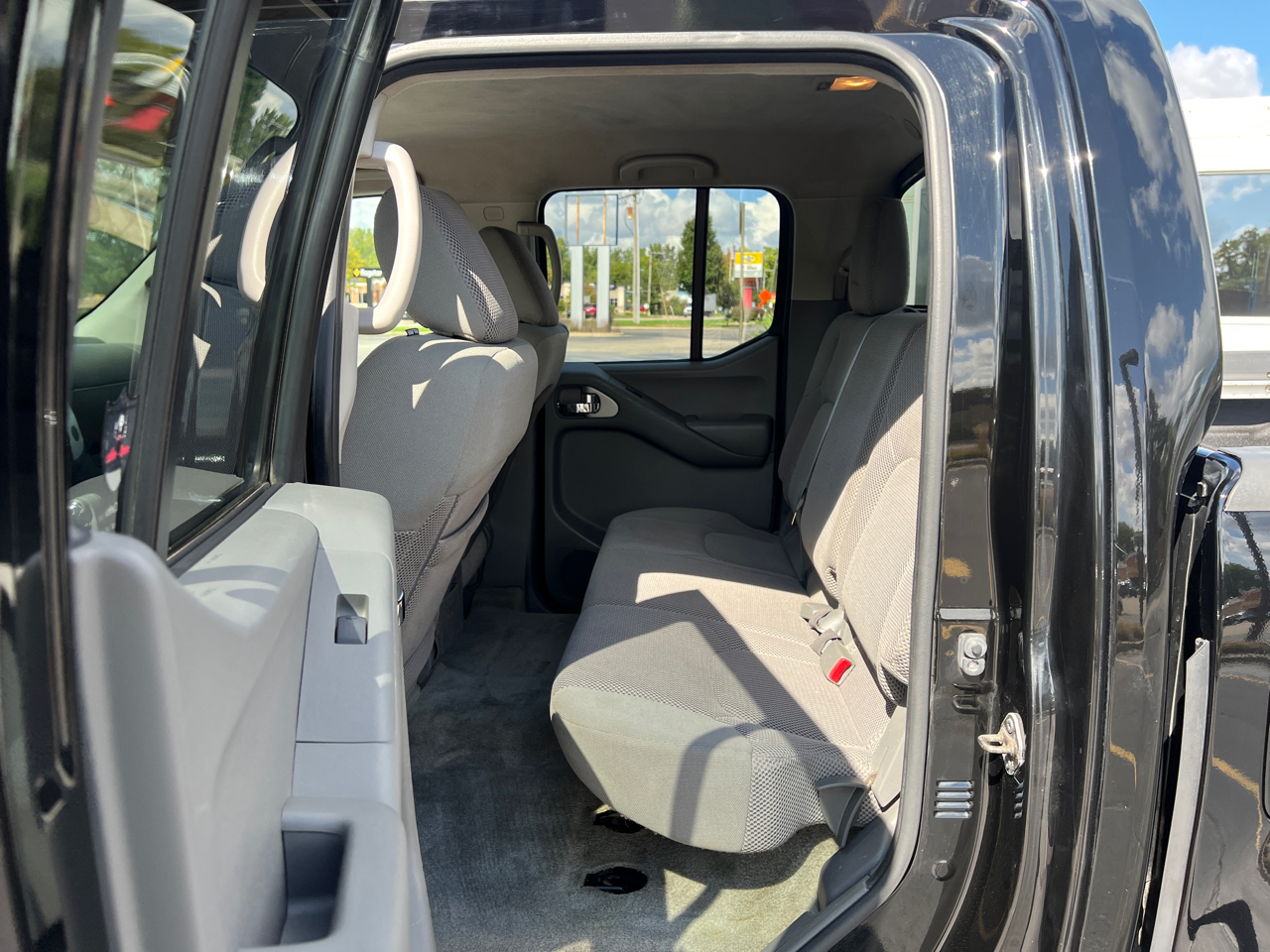2014 Nissan Frontier Crew Cab SV photo 33