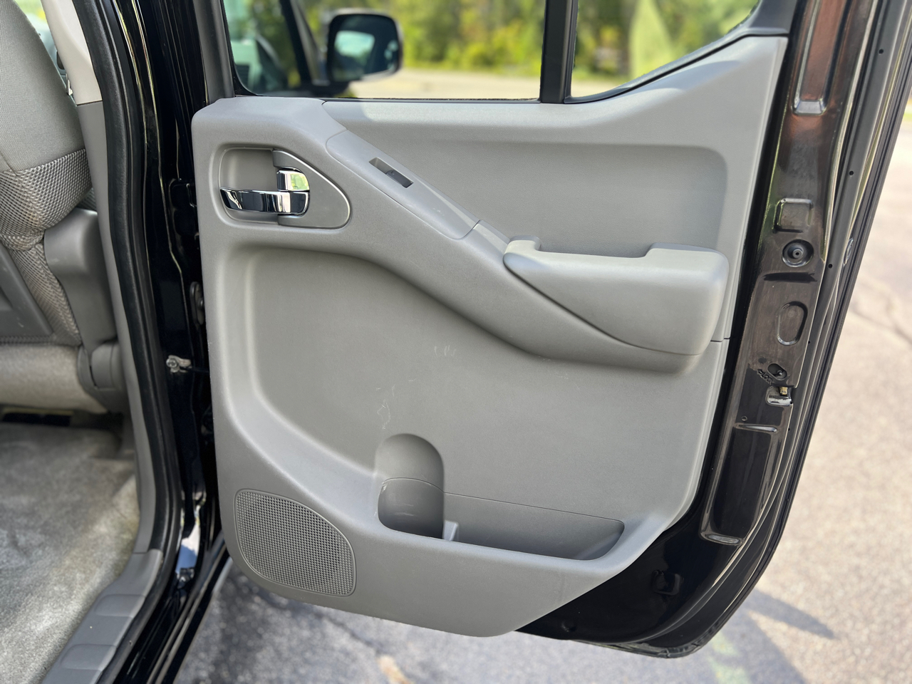 2014 Nissan Frontier Crew Cab SV photo 36