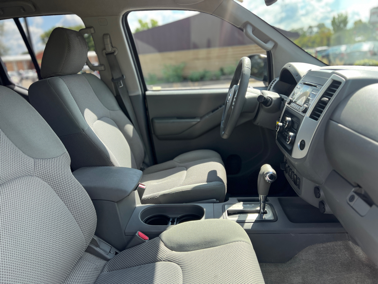2014 Nissan Frontier Crew Cab SV photo 42