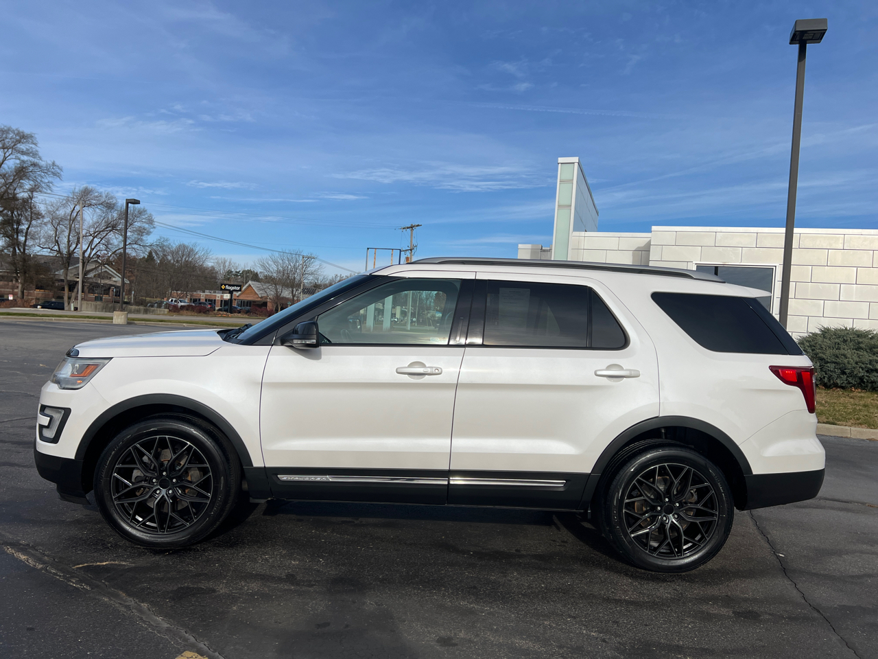 2016 Ford Explorer XLT photo 3