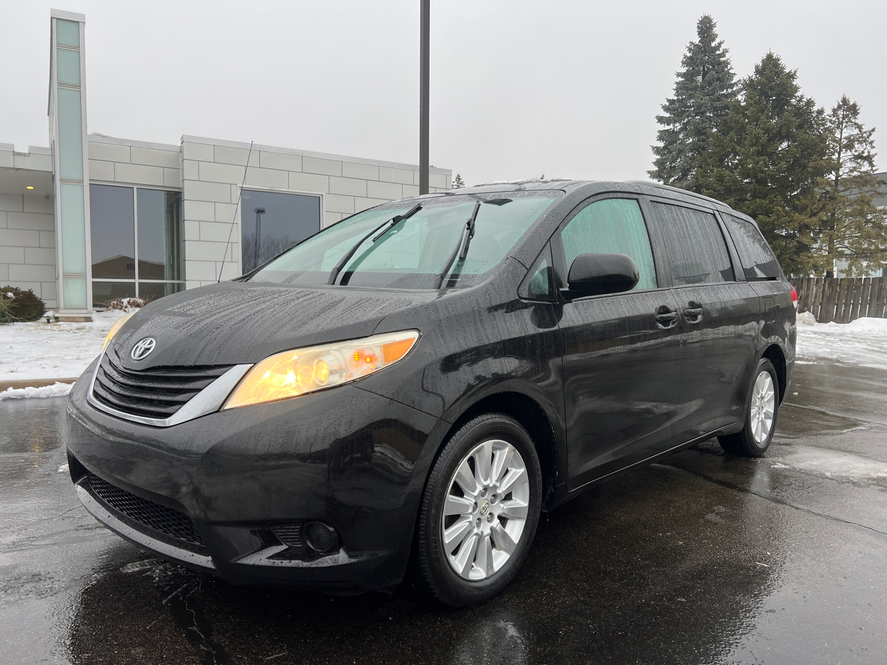 Toyota Sienna LE AWD 7-Passenger V6 2012