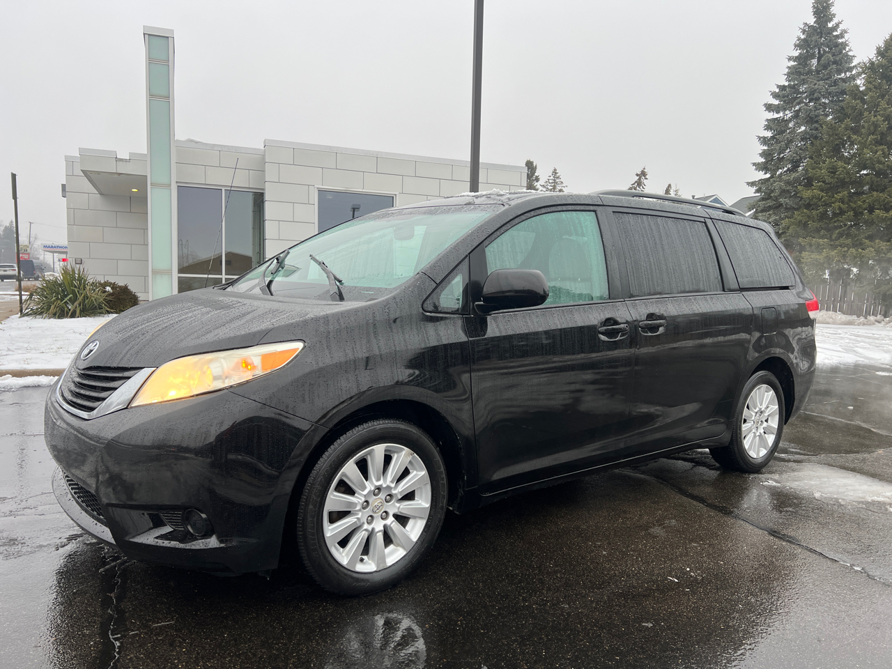 Toyota Sienna LE AWD 7-Passenger V6 2012