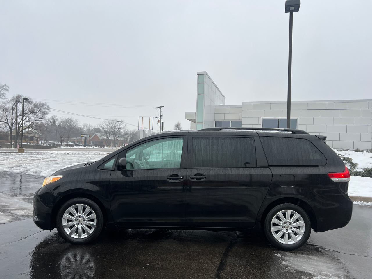 Toyota Sienna LE AWD 7-Passenger V6 2012
