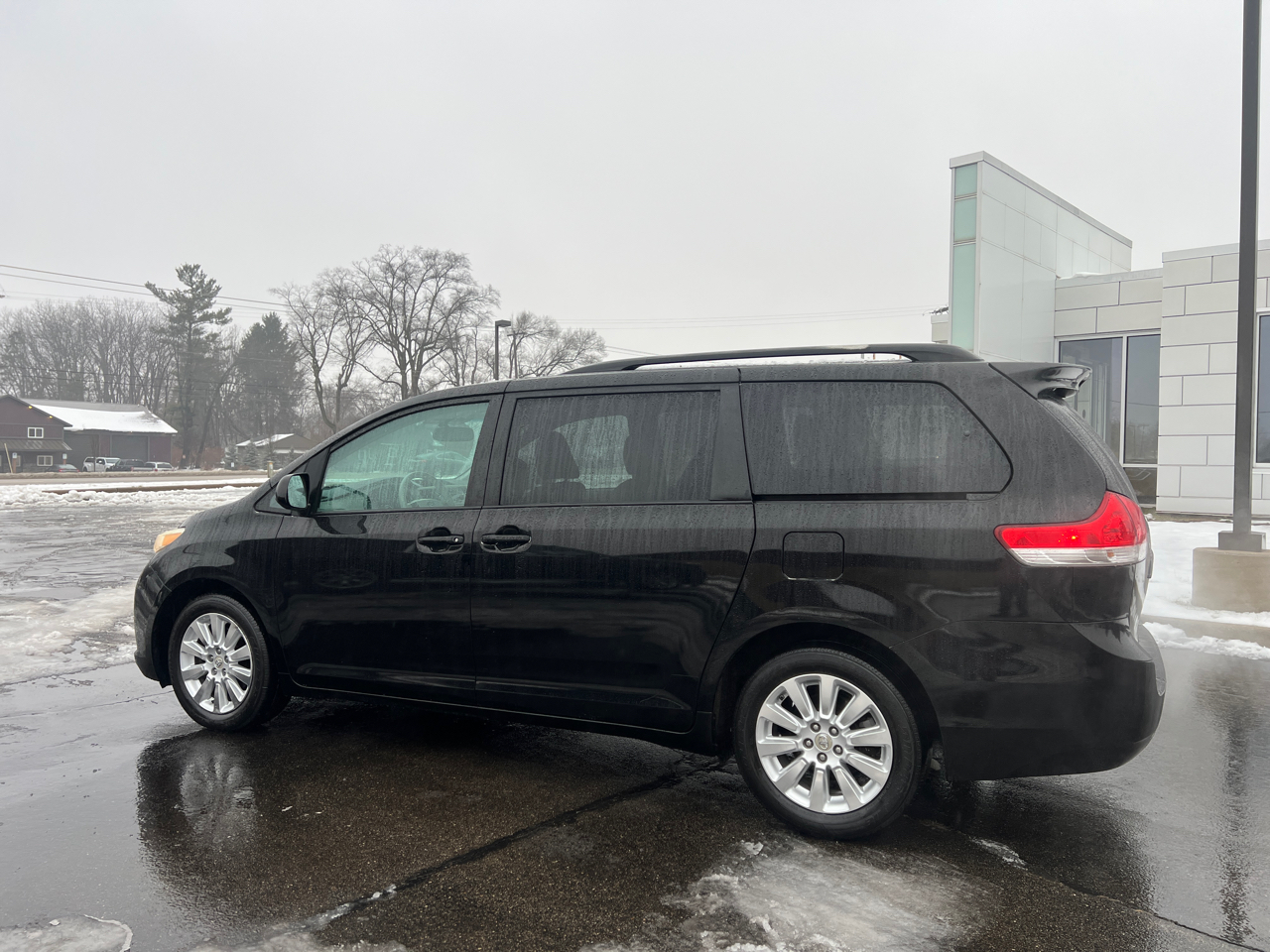 Toyota Sienna LE AWD 7-Passenger V6 2012