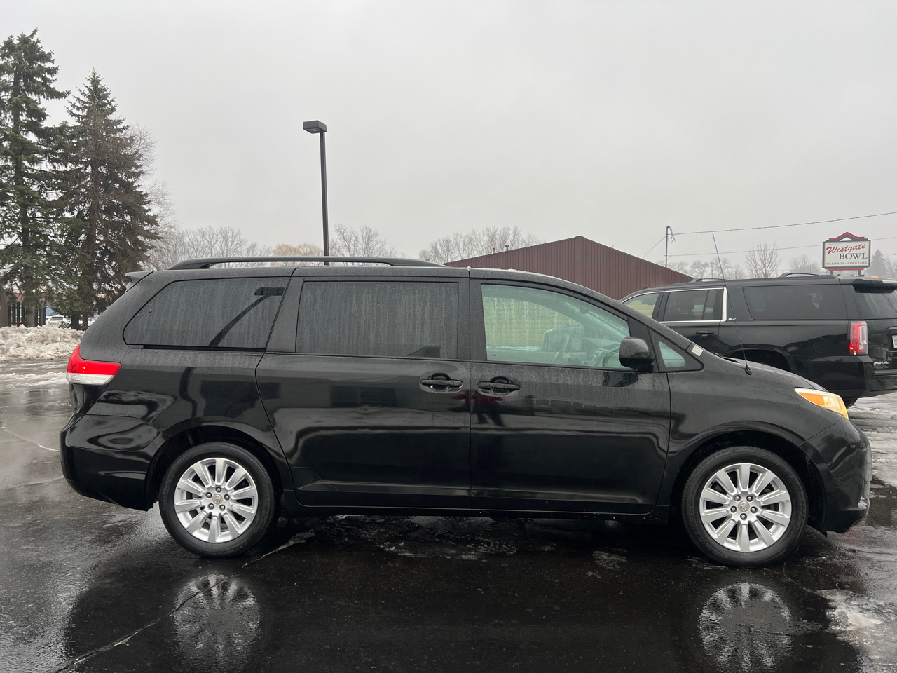 Toyota Sienna LE AWD 7-Passenger V6 2012