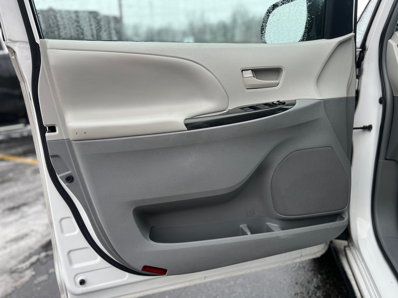 Toyota Sienna LE AWD 7-Passenger V6 2012