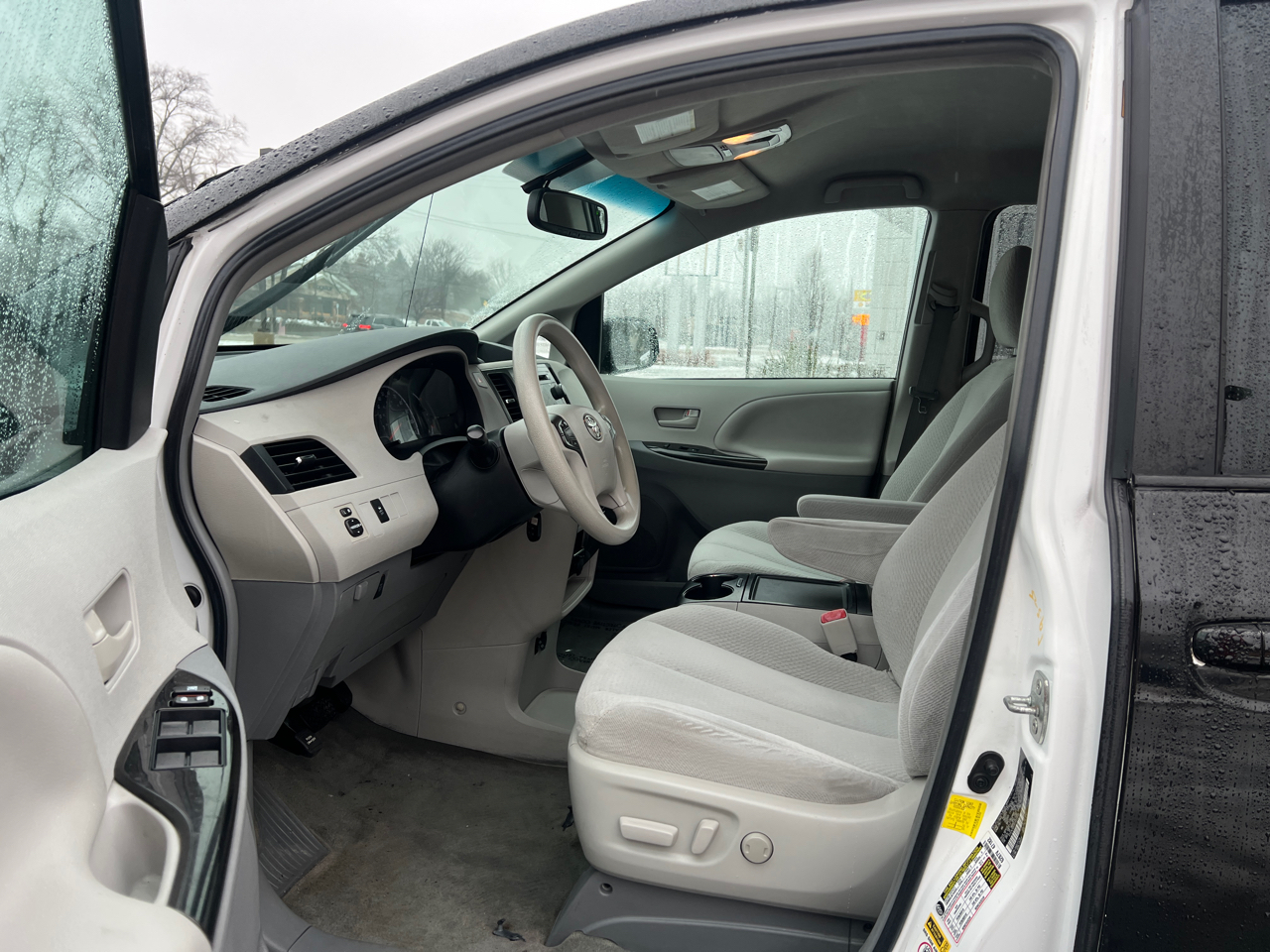 Toyota Sienna LE AWD 7-Passenger V6 2012