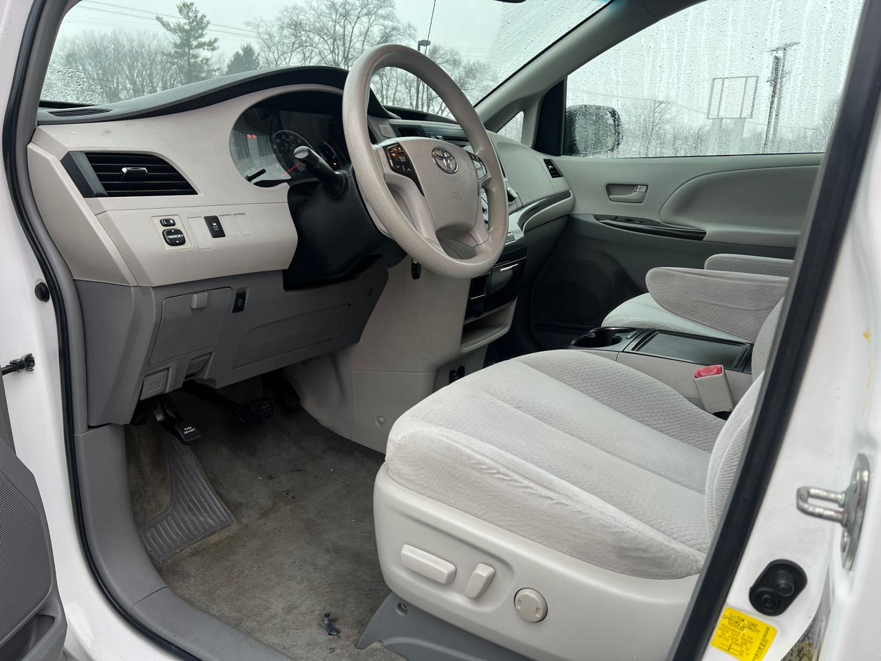 Toyota Sienna LE AWD 7-Passenger V6 2012