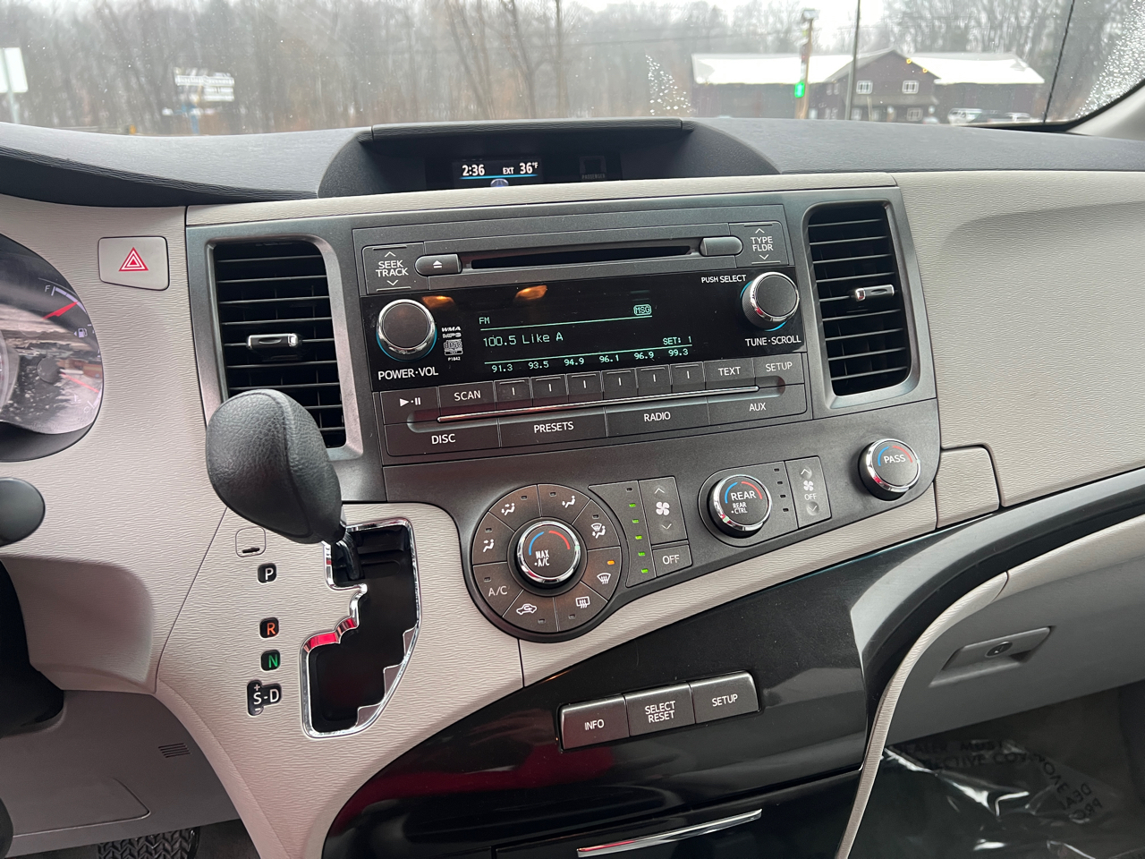 Toyota Sienna LE AWD 7-Passenger V6 2012