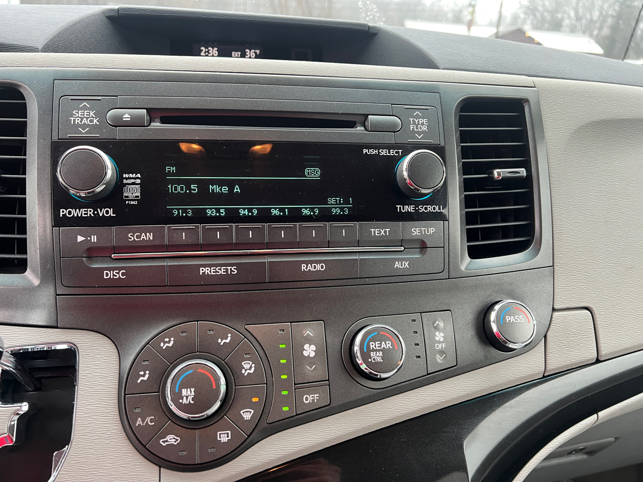 Toyota Sienna LE AWD 7-Passenger V6 2012