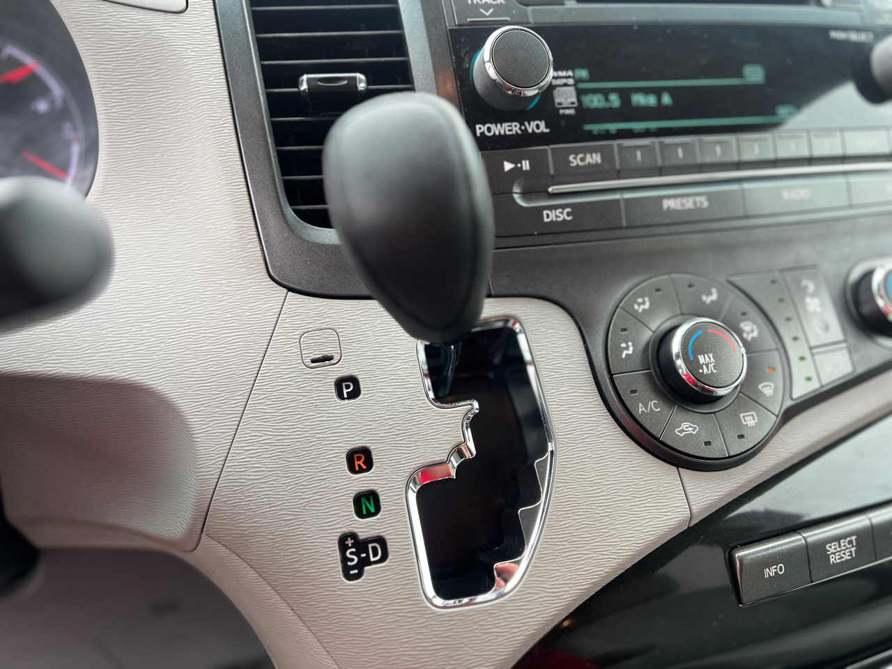 Toyota Sienna LE AWD 7-Passenger V6 2012