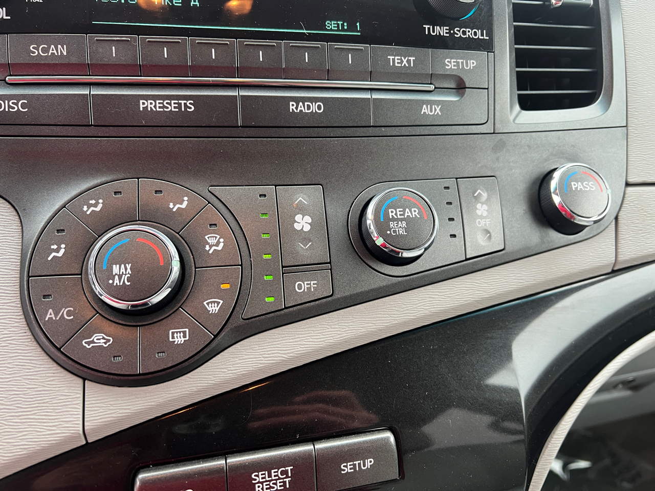 Toyota Sienna LE AWD 7-Passenger V6 2012