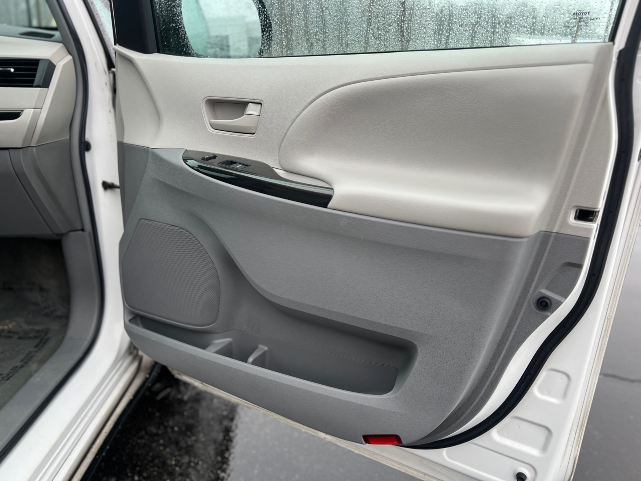 Toyota Sienna LE AWD 7-Passenger V6 2012