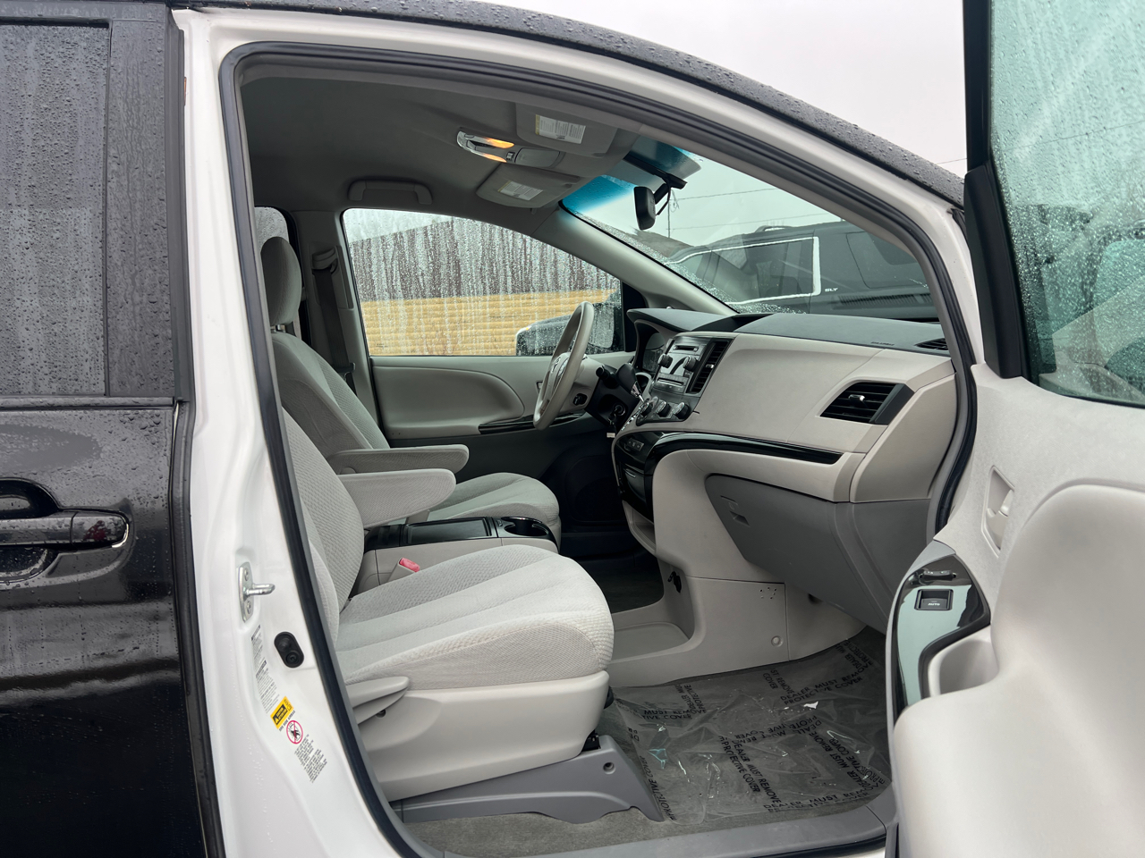 Toyota Sienna LE AWD 7-Passenger V6 2012