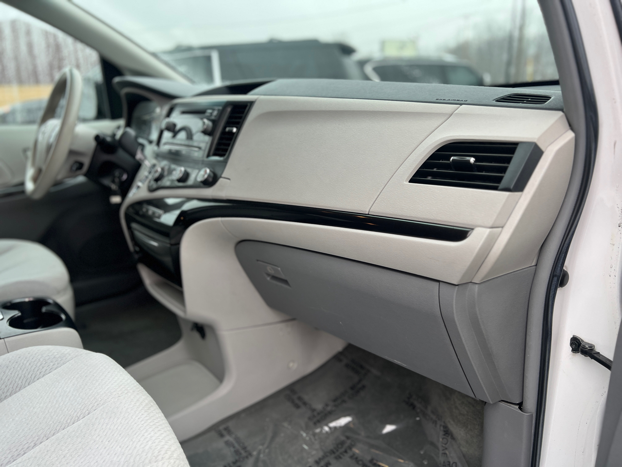 Toyota Sienna LE AWD 7-Passenger V6 2012