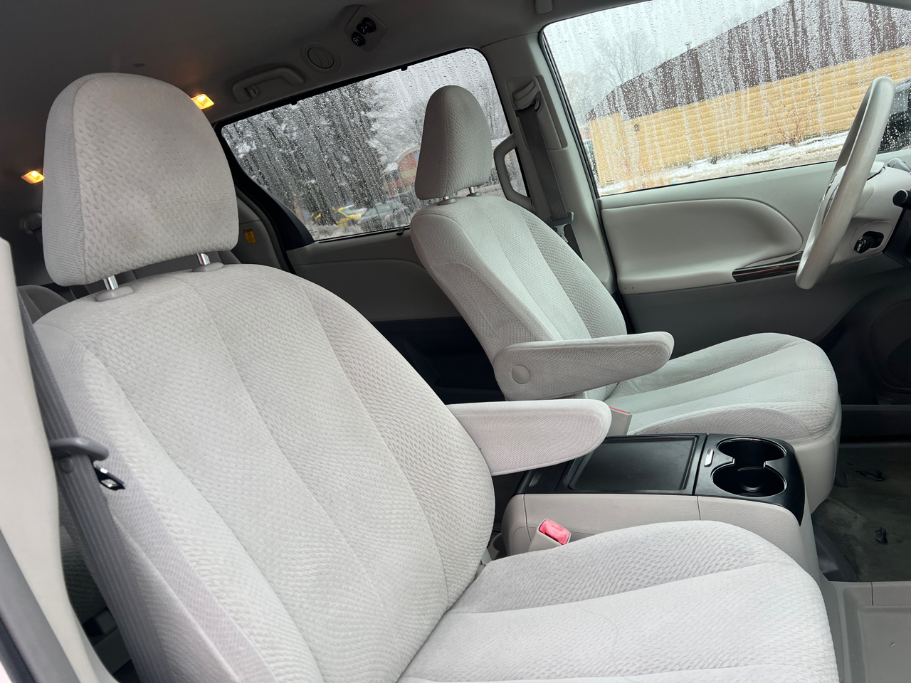 Toyota Sienna LE AWD 7-Passenger V6 2012