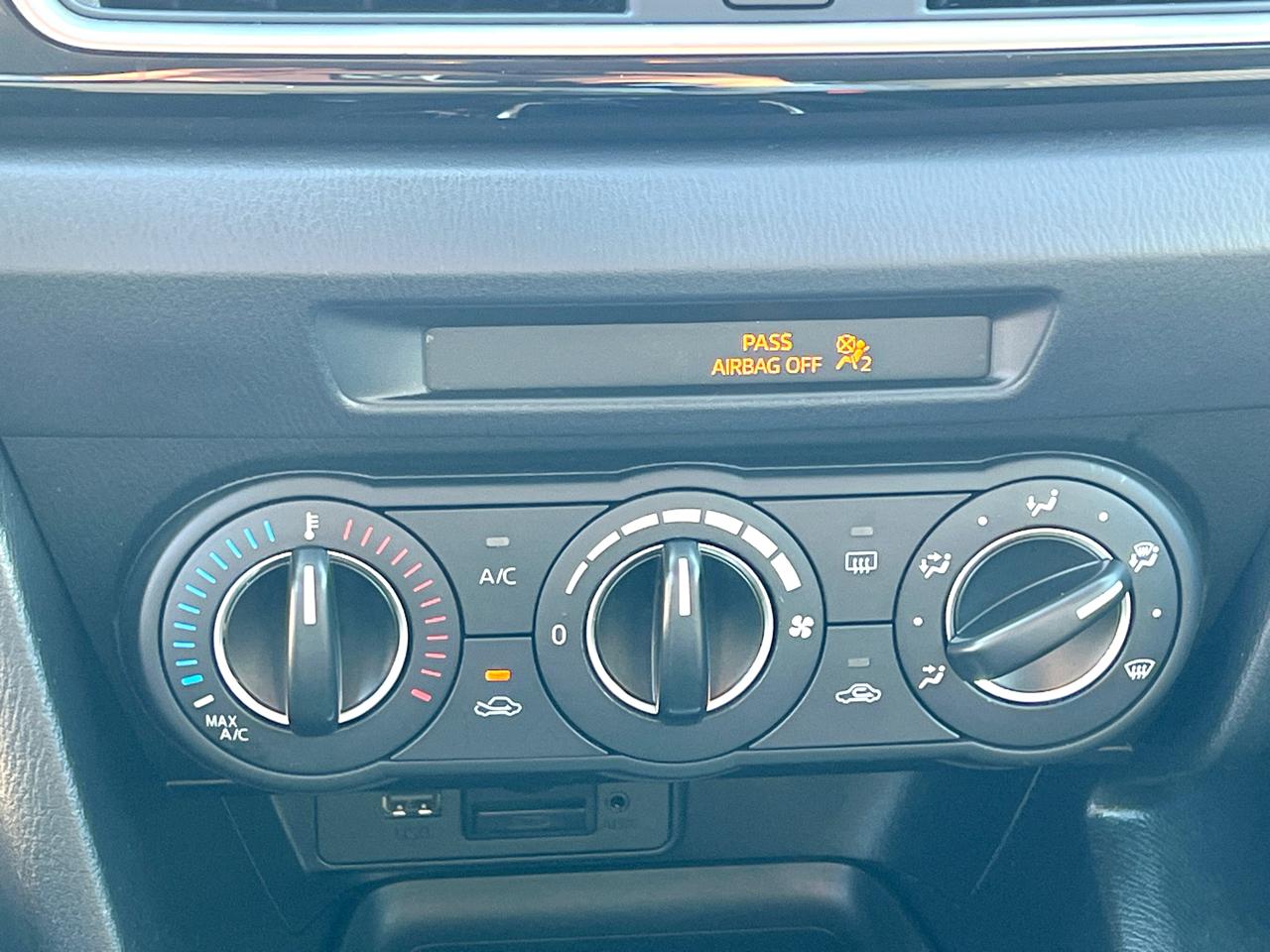 Mazda MAZDA3 i Touring AT 5-Door 2015