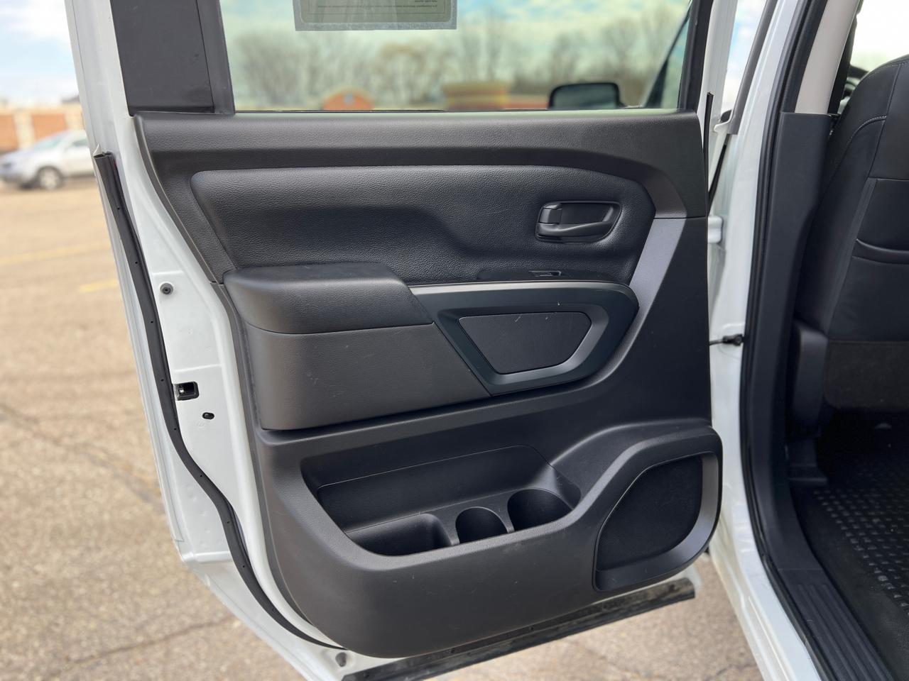 Nissan Titan S Crew Cab 4WD 2019