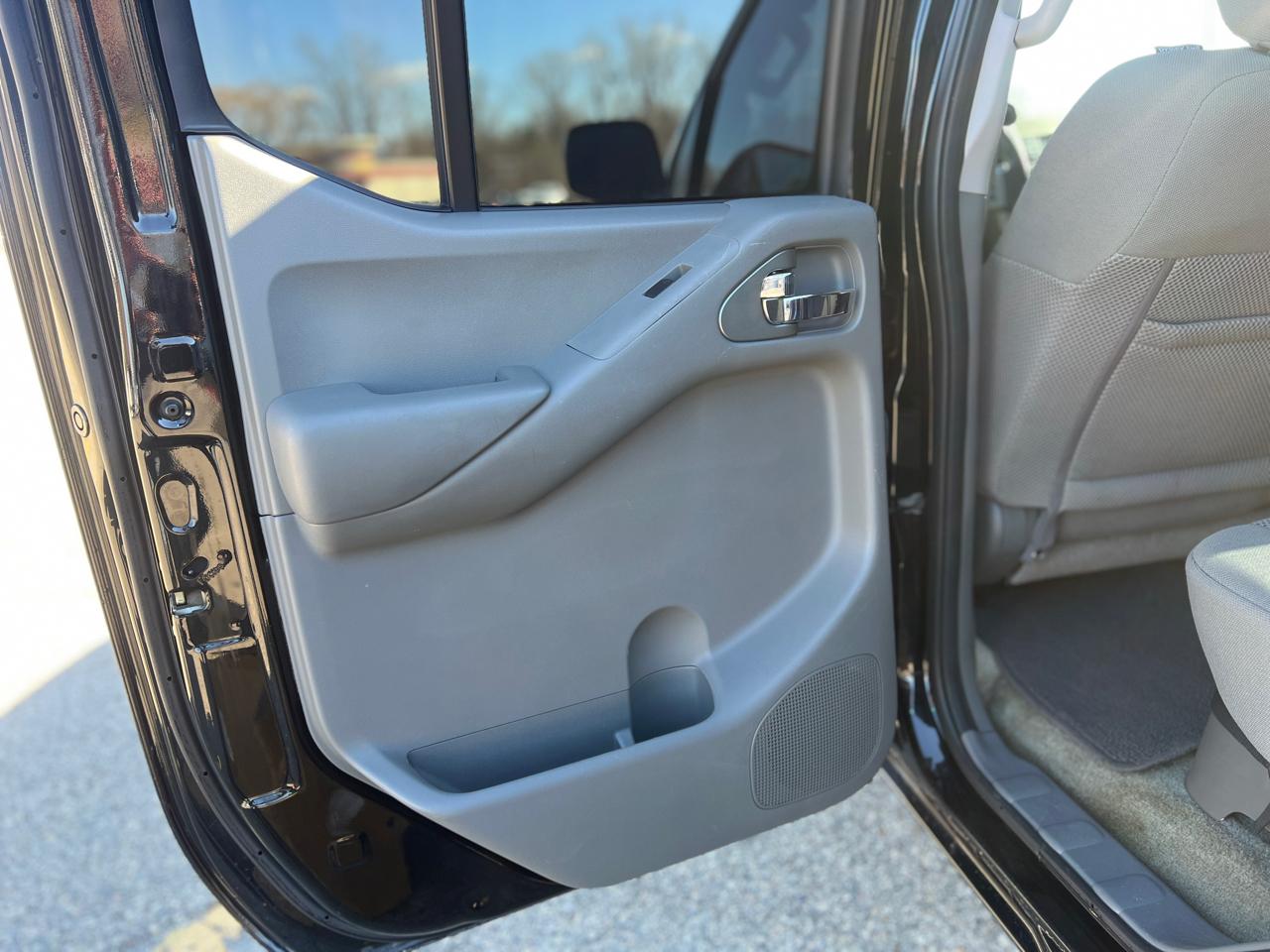 Nissan Frontier SV Crew Cab V6 2016