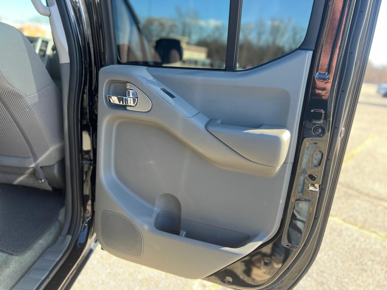 Nissan Frontier SV Crew Cab V6 2016