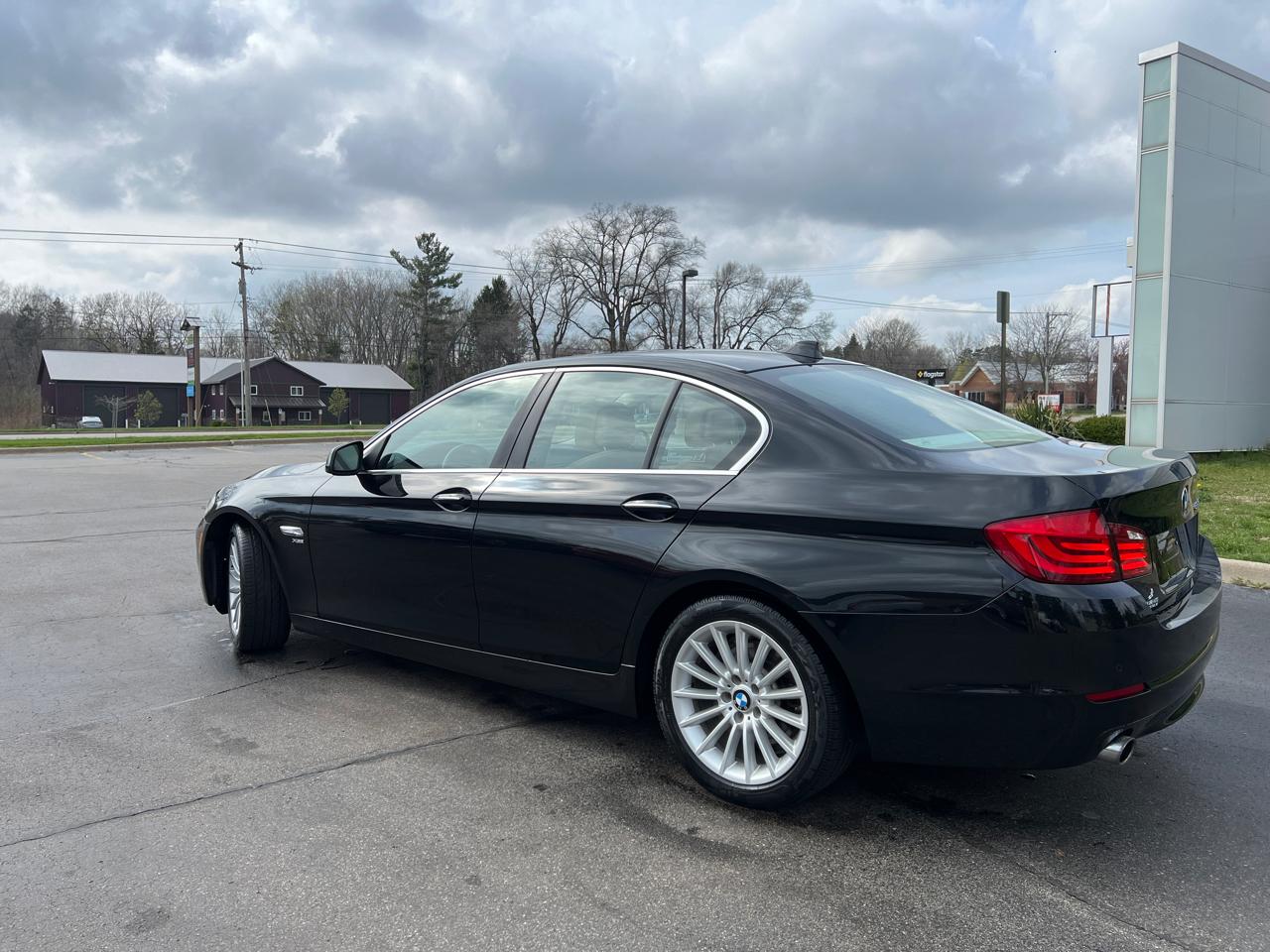 BMW 5-Series 535xi 2011