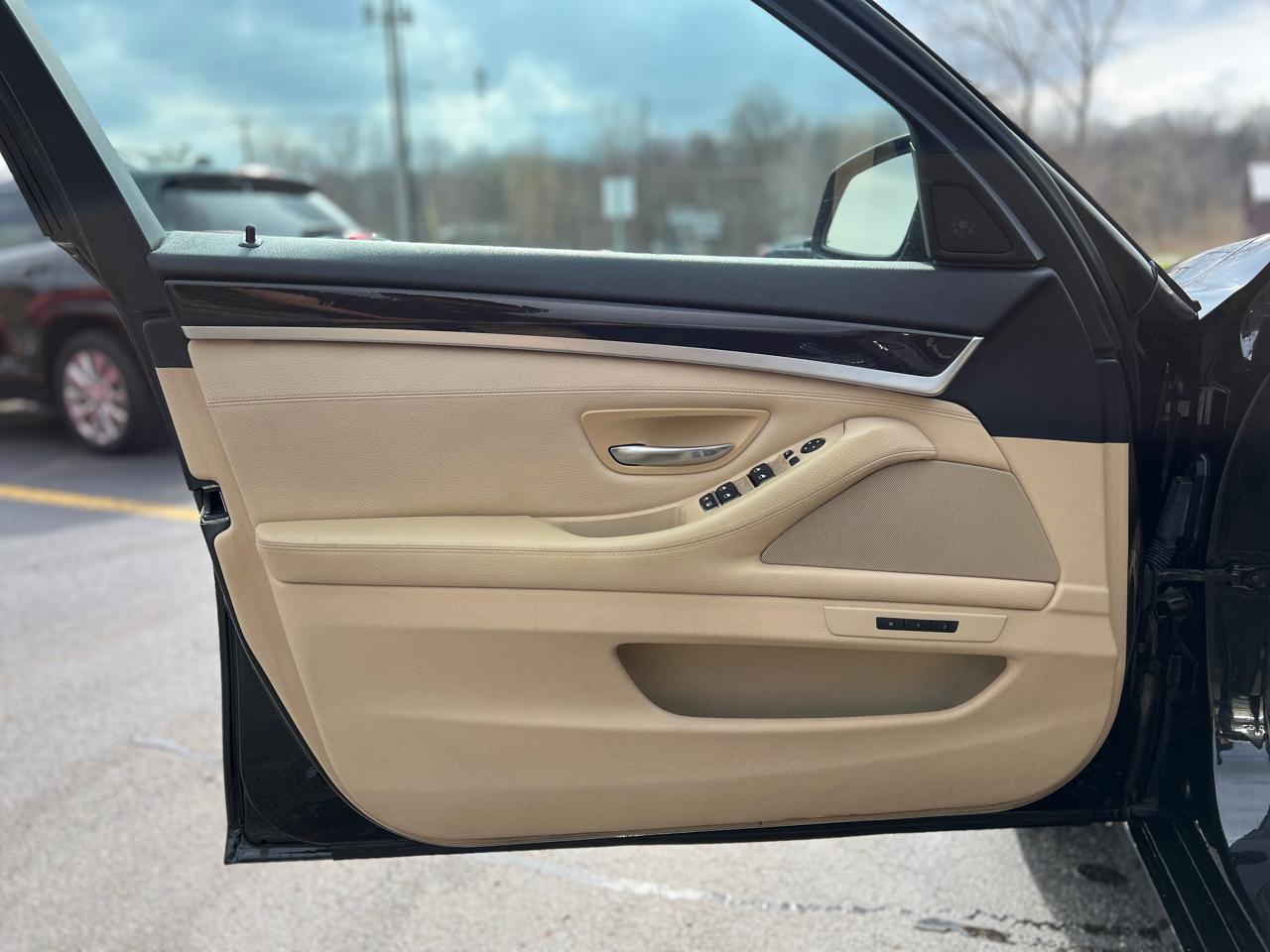 BMW 5-Series 535xi 2011