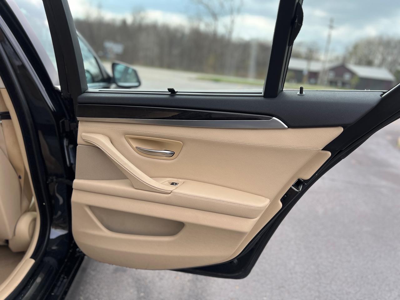 BMW 5-Series 535xi 2011