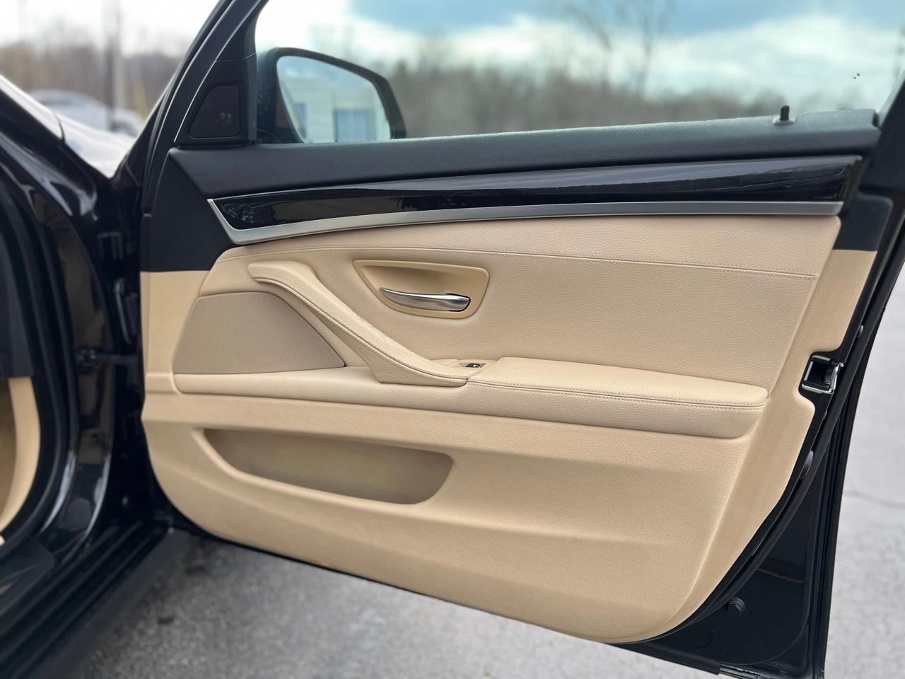 BMW 5-Series 535xi 2011