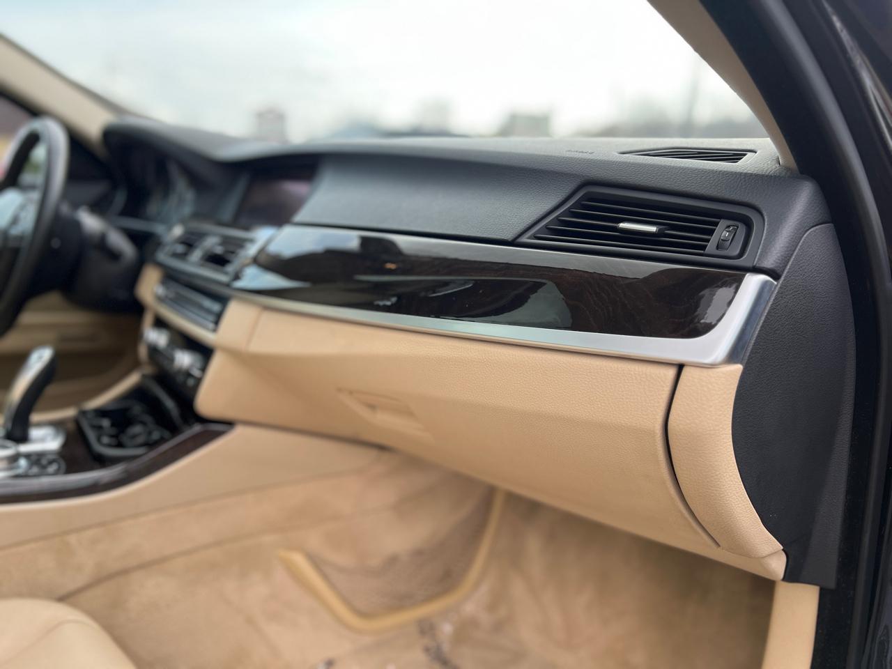 BMW 5-Series 535xi 2011