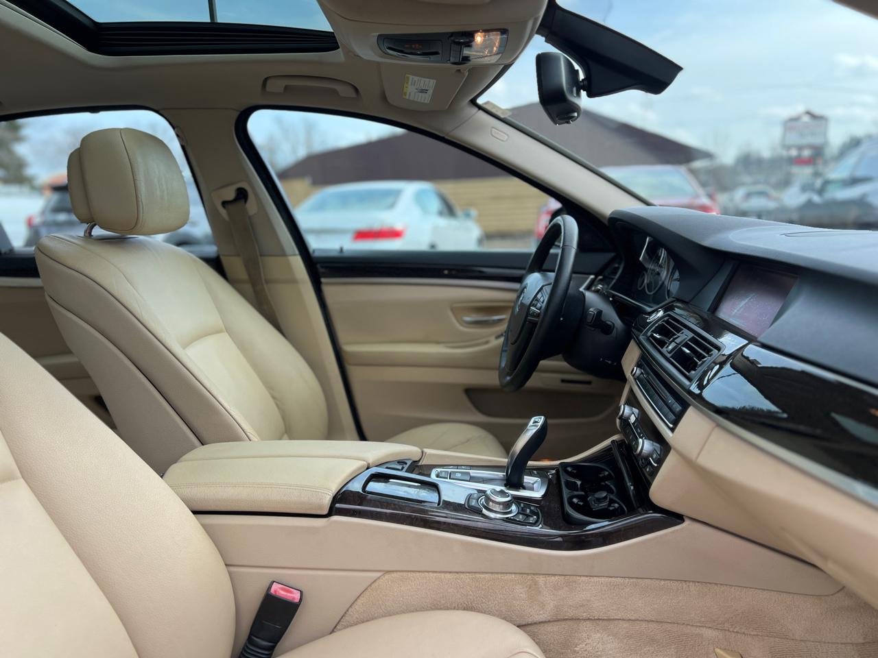 BMW 5-Series 535xi 2011