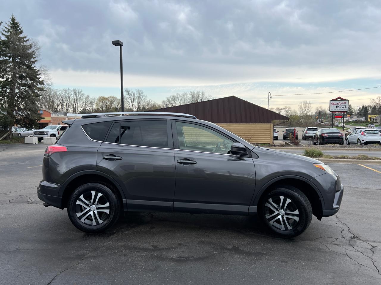 Toyota RAV4 LE AWD 2016
