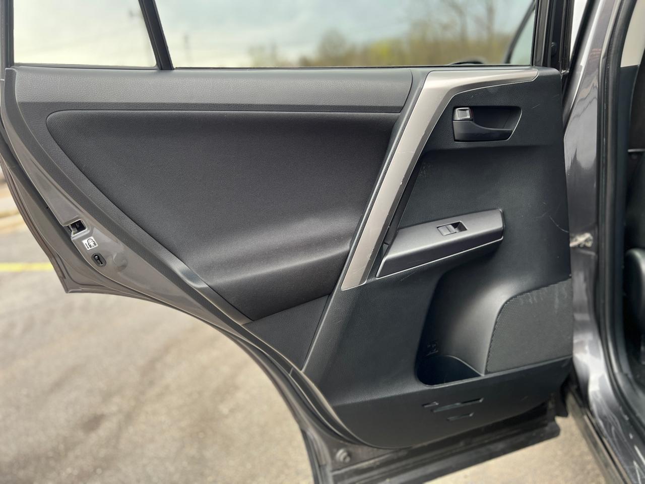 Toyota RAV4 LE AWD 2016