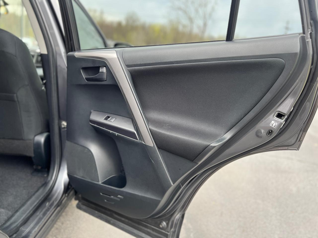 Toyota RAV4 LE AWD 2016