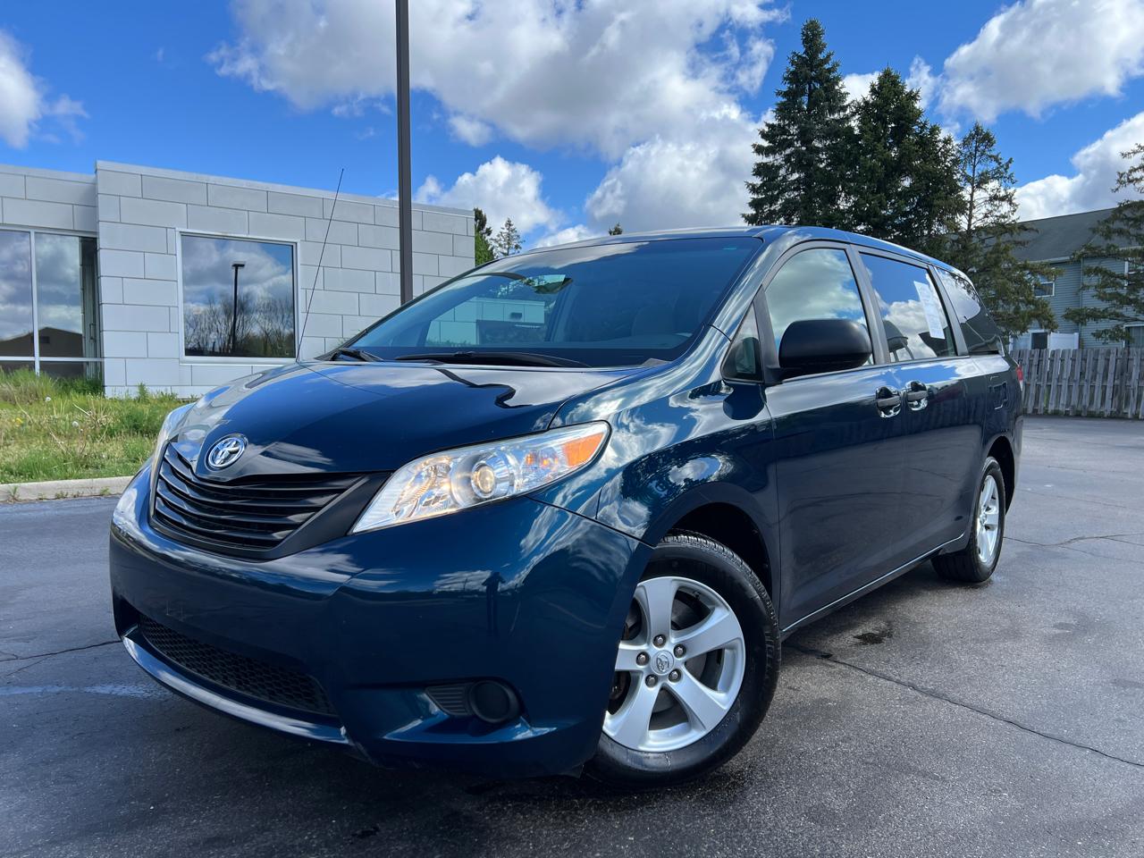 Toyota Sienna Base 2011