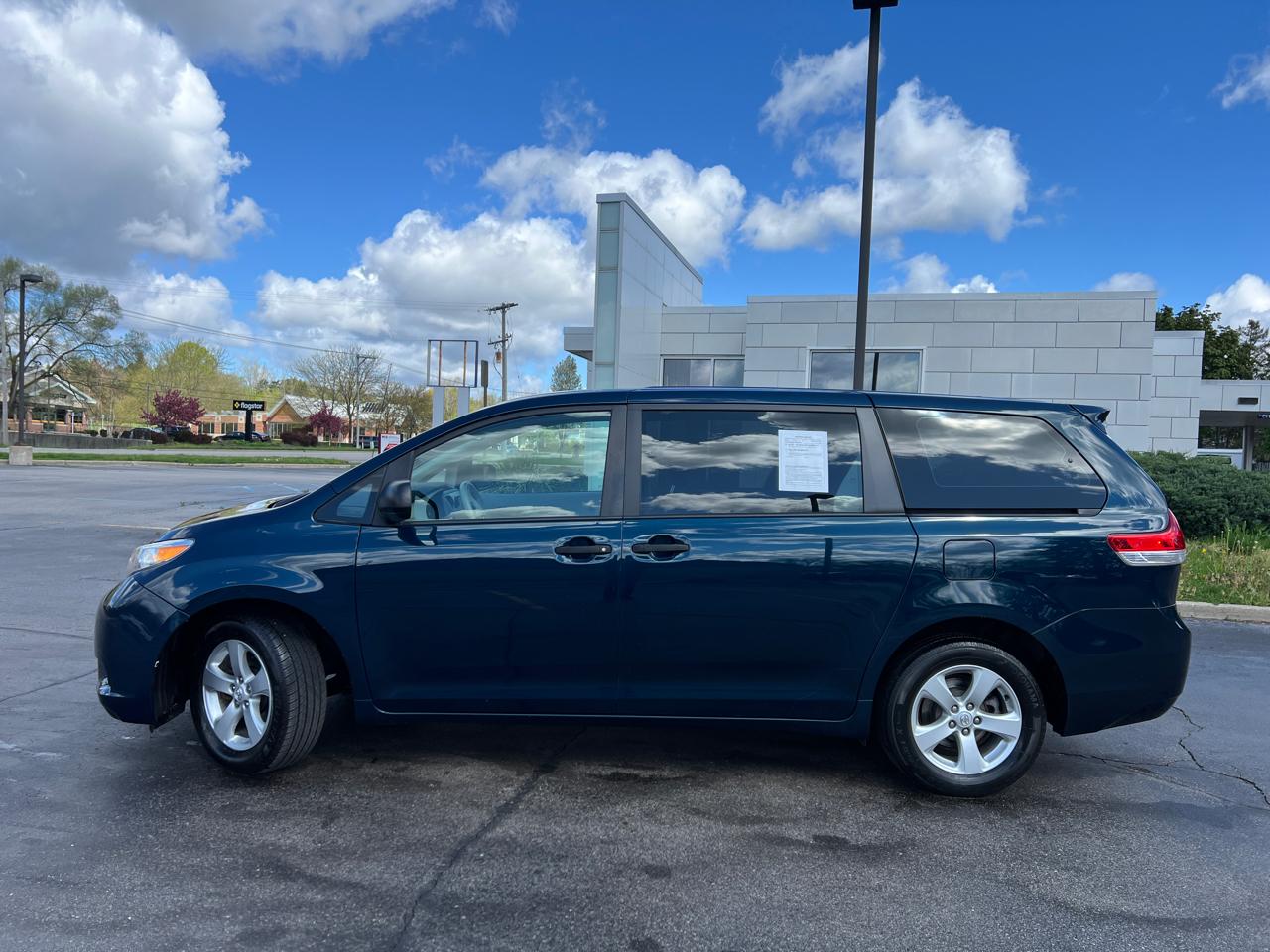 Toyota Sienna Base 2011