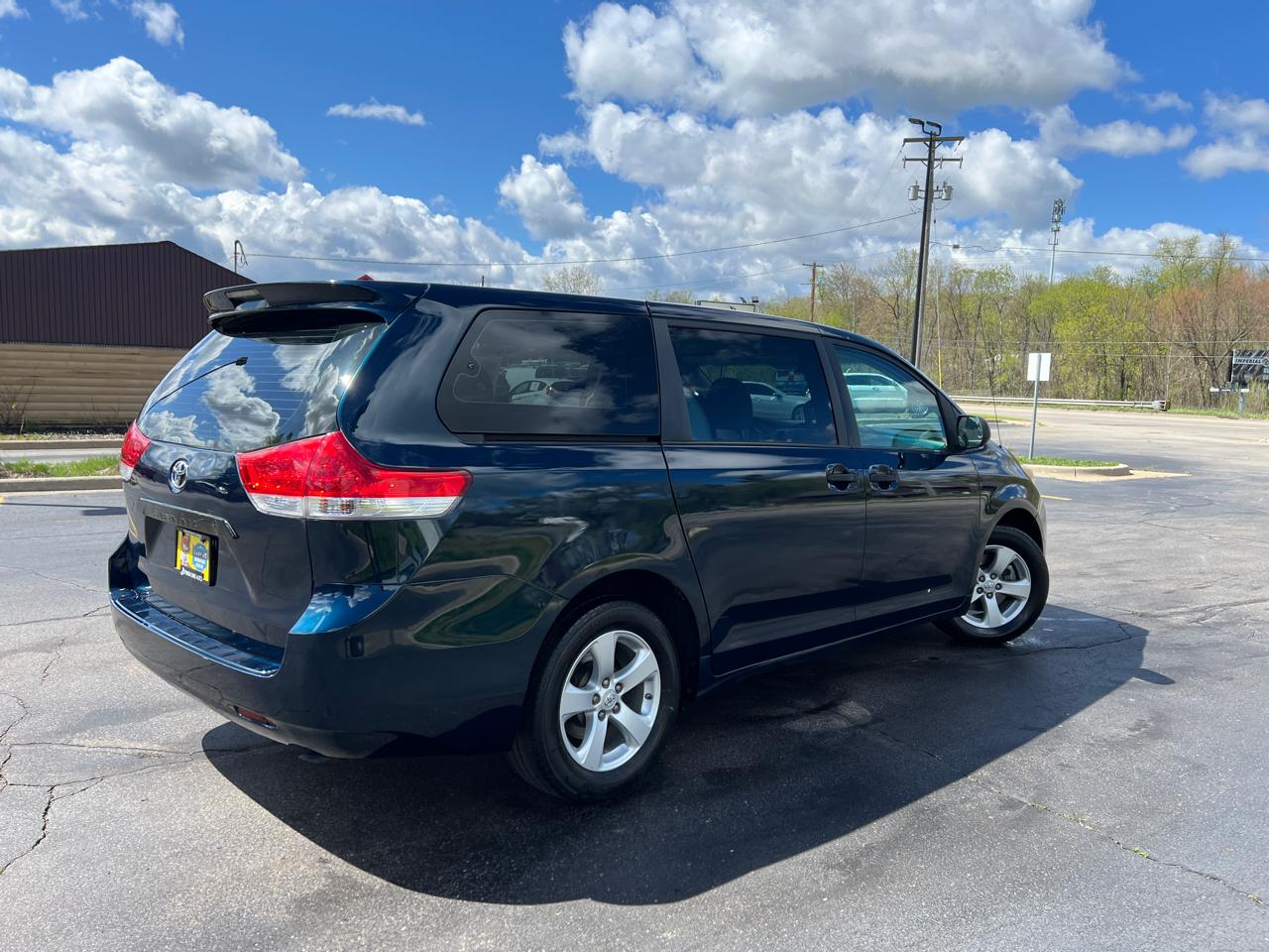 Toyota Sienna Base 2011