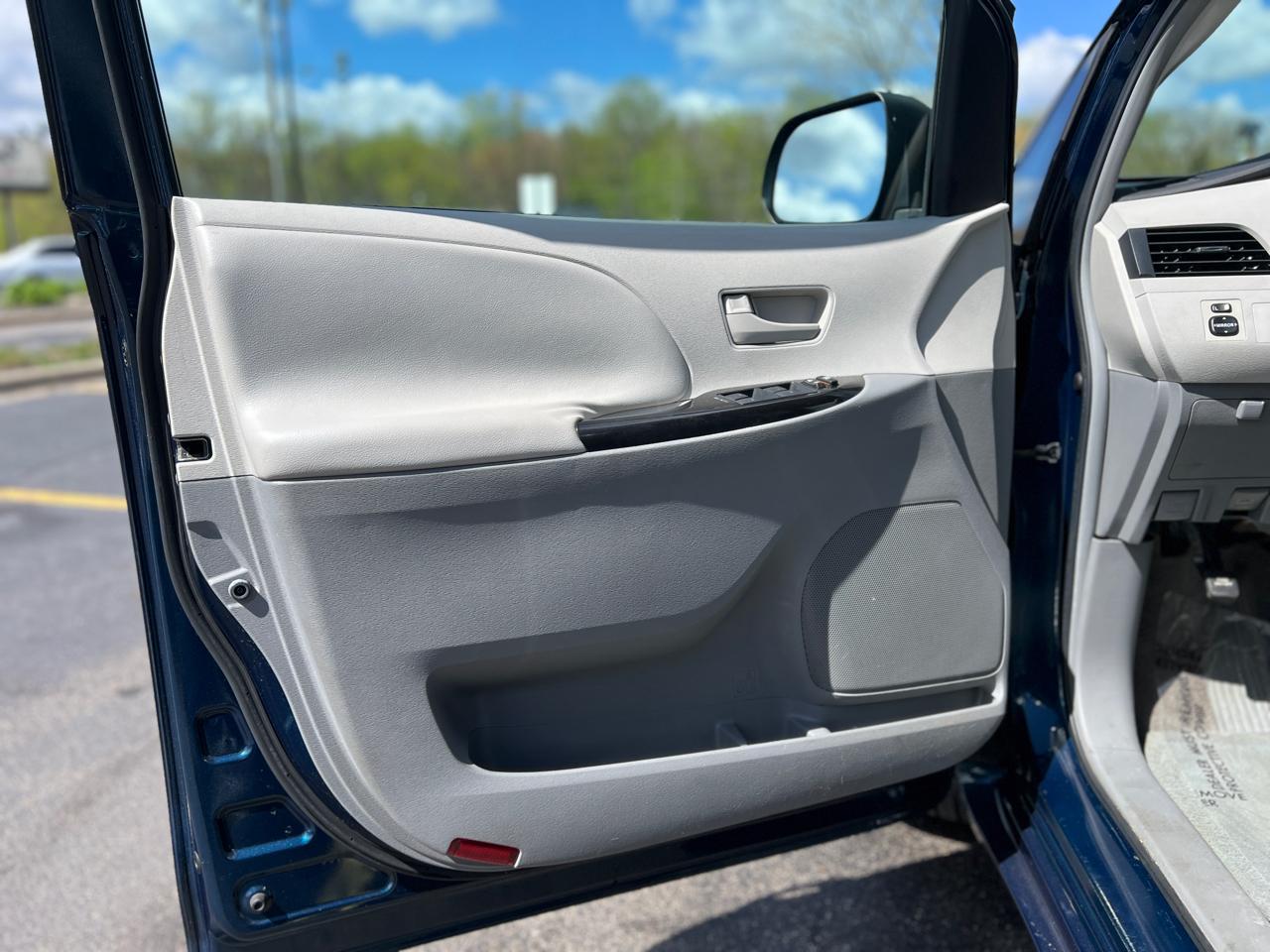 Toyota Sienna Base 2011