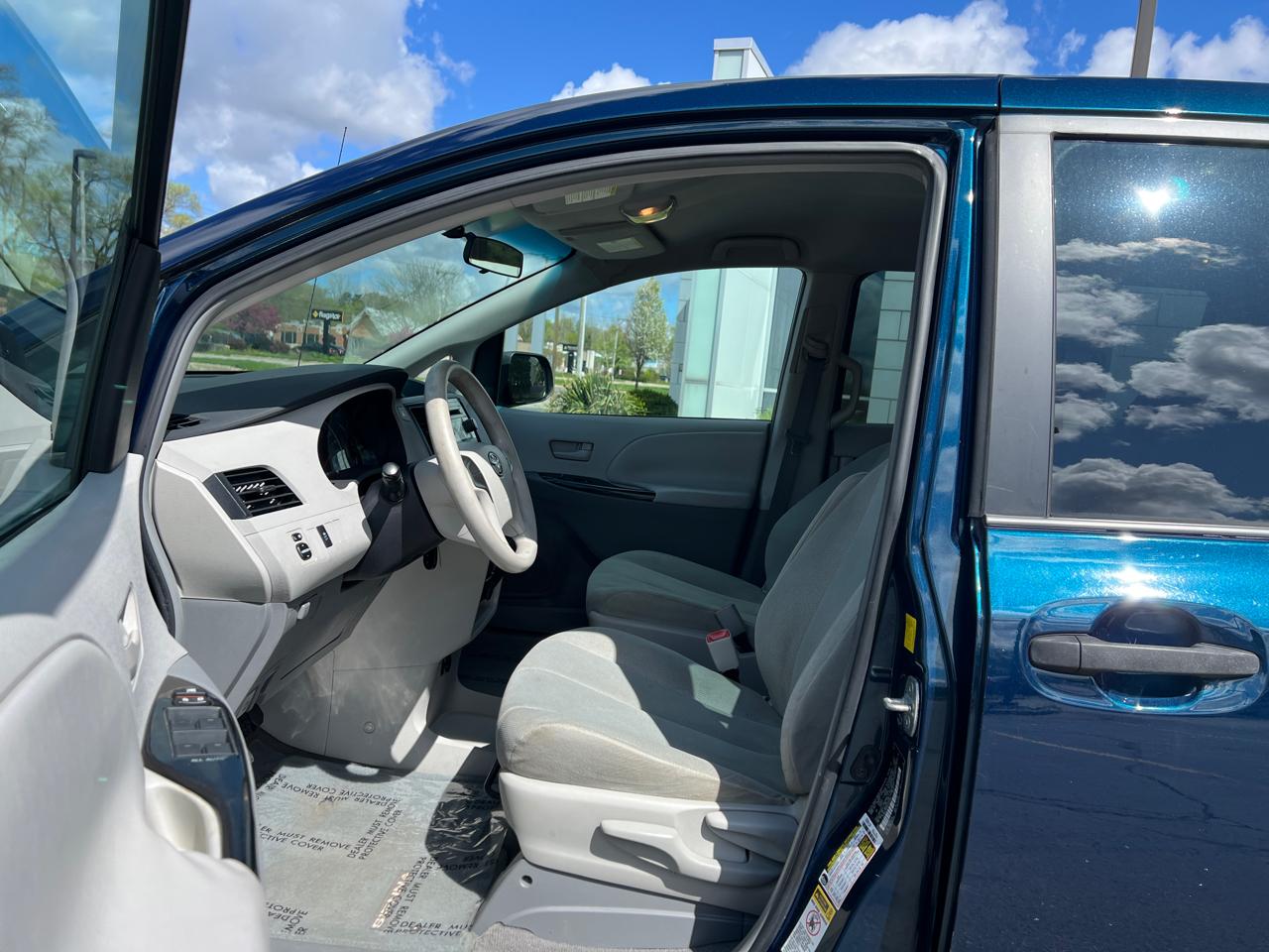 Toyota Sienna Base 2011