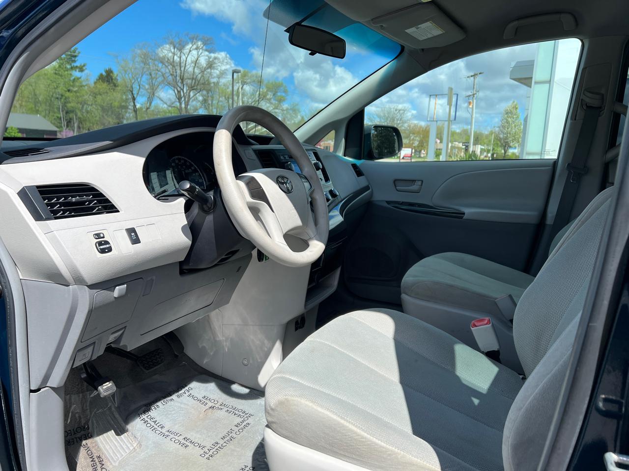 Toyota Sienna Base 2011