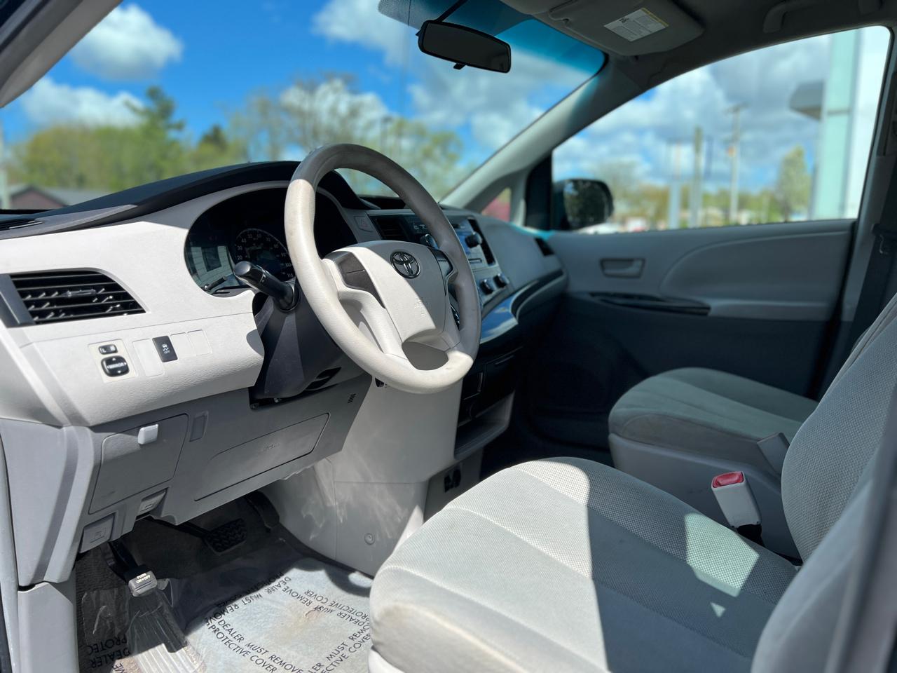 Toyota Sienna Base 2011