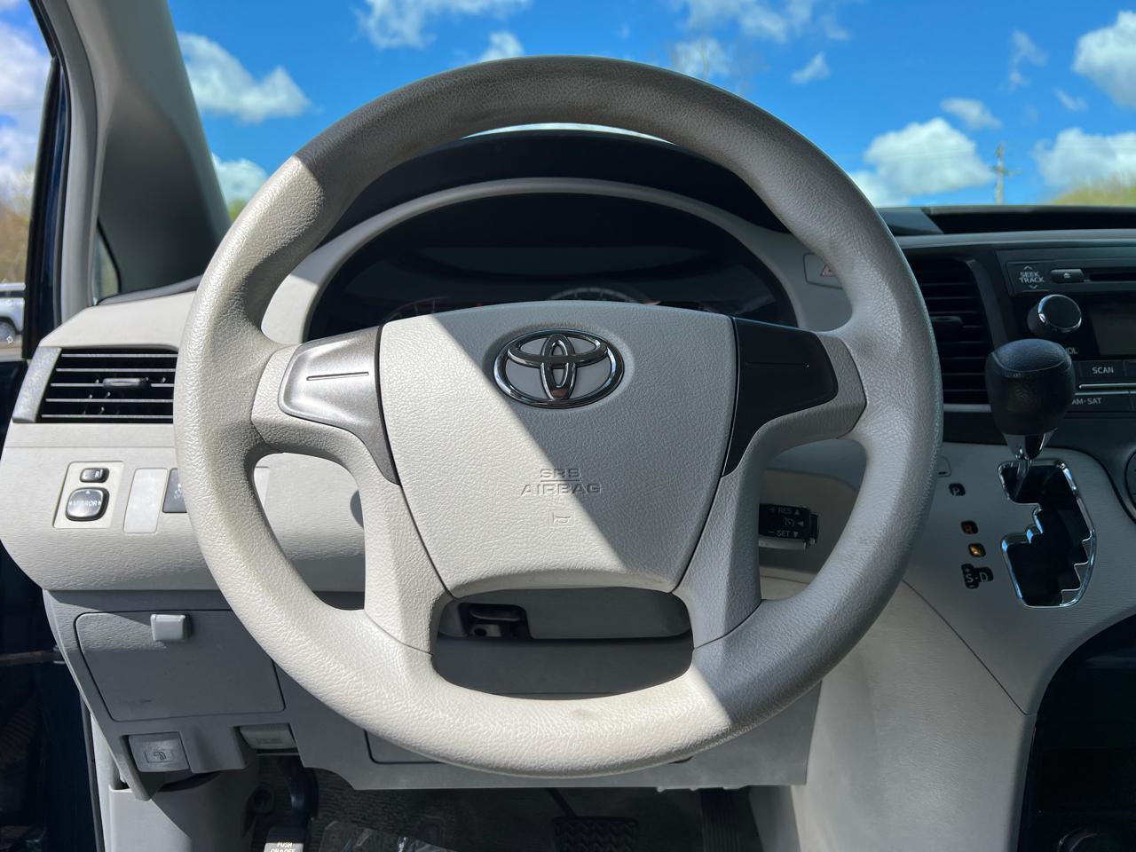 Toyota Sienna Base 2011